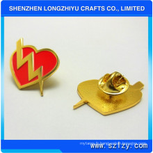 Pin Badge en métal en forme de coeur avec plaqué or Shinny pour le prix bon marché